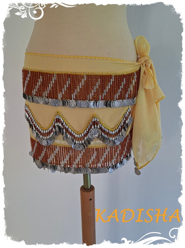 Hüfttuch aus Chiffon in hellem gelb mit silbernen Münzen und cognacfarbenen Perlen, Größe M