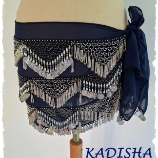 Hüfttuch aus Chiffon in nachtblau, mit silbernen und blau irisierenden Perlen und silbernen Münzen, Größe L
