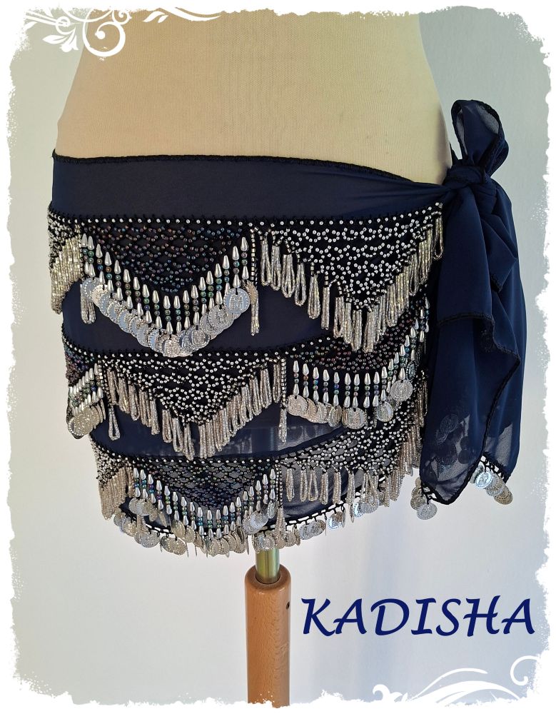 Hüfttuch aus Chiffon in nachtblau, mit silbernen und blau irisierenden Perlen und silbernen Münzen, Größe L