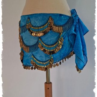 Hüfttuch aus marmoriertem Chiffon in türkis mit goldenen Münzen und türkisfarbenen Perlen,  Größe S