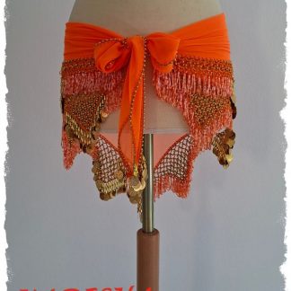 Dreicktuch aus Chiffon in neonorange mit goldenen und irisierenden lachsfarbenen Perlen und goldenen Münzen, Größe M