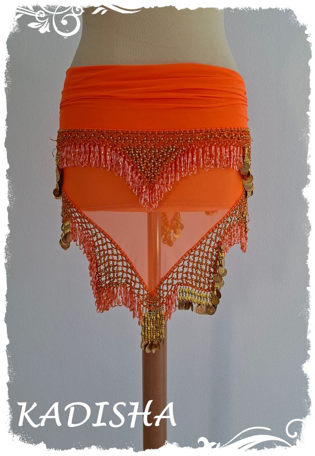 Dreicktuch aus Chiffon in neonorange mit goldenen und irisierenden lachsfarbenen Perlen und goldenen Münzen, Größe M – Bild 2