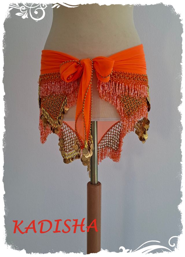 Dreicktuch aus Chiffon in neonorange mit goldenen und irisierenden lachsfarbenen Perlen und goldenen Münzen, Größe M