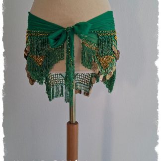 Dreicktuch aus Chiffon in grün mit goldenen und blau irisierenden Perlen und goldenen ovalen Münzen, Größe S