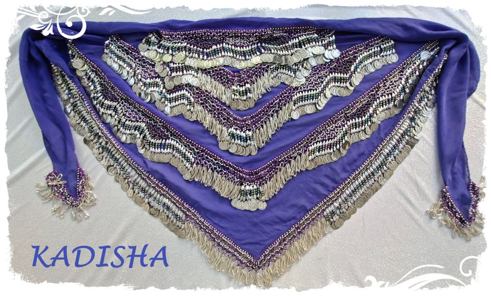 Dreicktuch aus Chiffon in lila mit silbernen und blaulila irisierenden Perlen und silbernen Münzen, Größe L – Bild 3