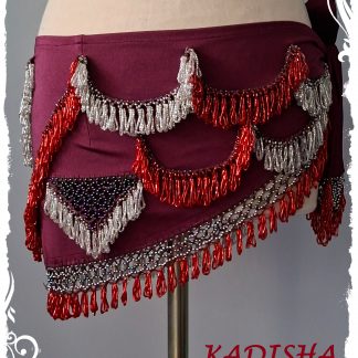 Hüfttuch in bordeaux, mit silbernen und roten Perlen , Größe L