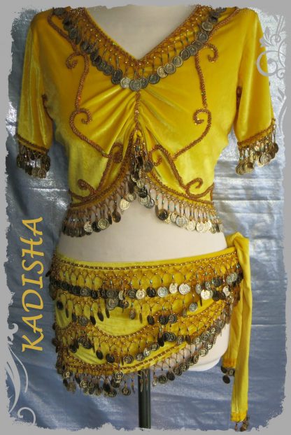 Komplettes Set 4.-tlg. aus Stretchsamt, Oberteil mit Kurzarm und Hüfttuch in gelb mit goldenen Münzen sowie Rock und Schleier in gelb, Größe L – Bild 2