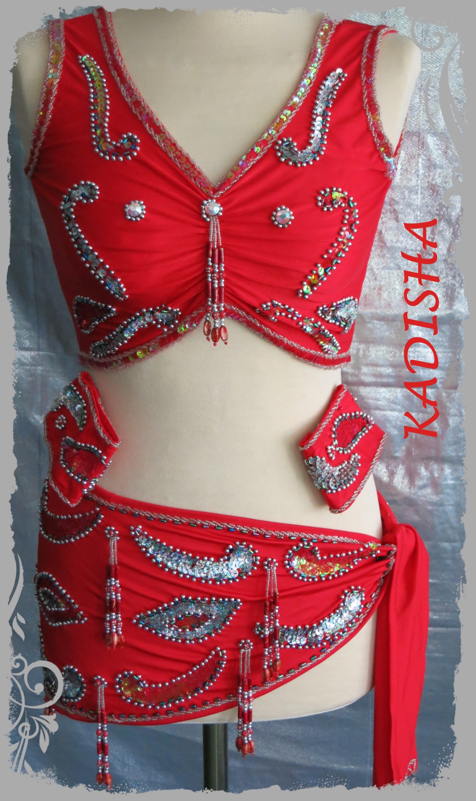 Bauchtanzkombination 5 tlg. in rot mit silber und weiß, Oberteil ohne Ärmel mit Armschmuck in rot, Glanzrock weit in weiß, Größe L – Bild 2