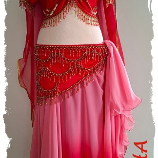 Kombination in rot 4.-tlg., Oberteil mit Kurzarm und Hüfttuch in rot mit goldenen und irisierenden Perlen sowie 2-farbigen Rock und Schleier in rot/hellrot, Größe XL