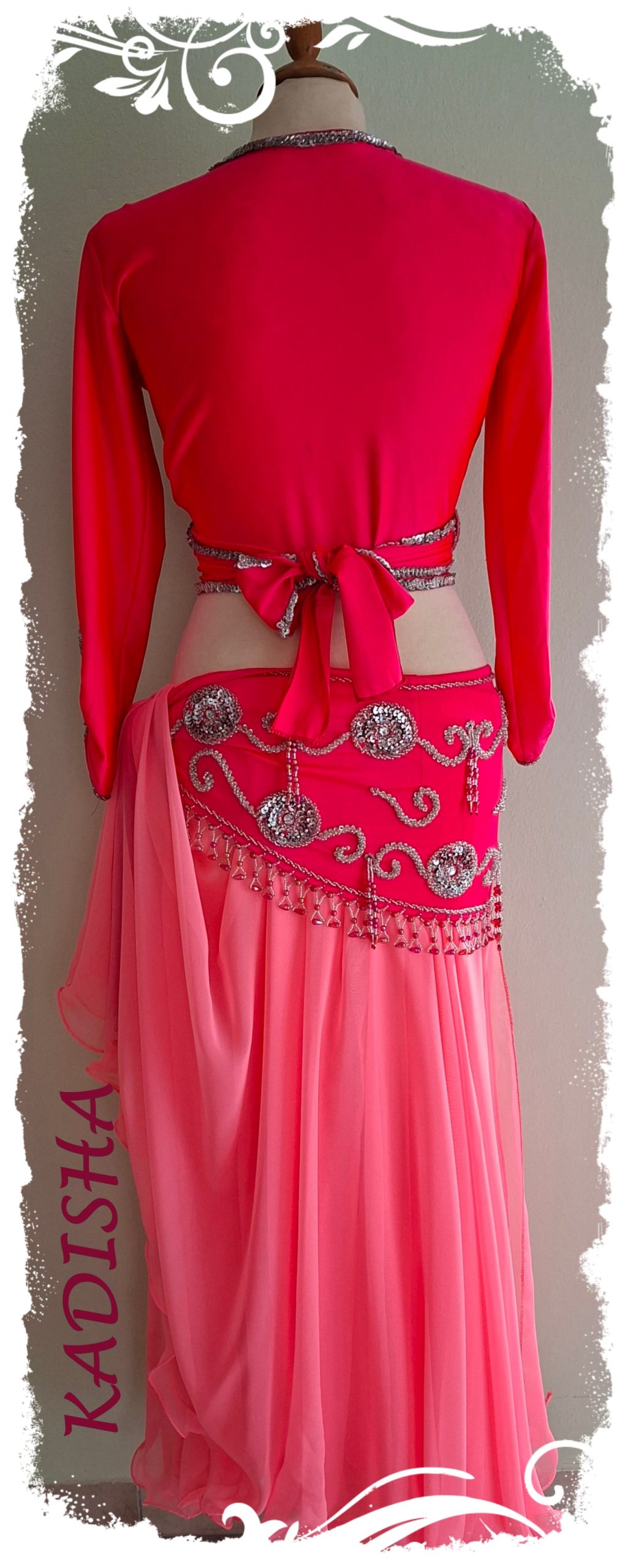 Komplettes Set 4 tlg. in einem gigantischem Neonrot, Wickeloberteil und Hüfttuch bestickt mit silbernen irisierenden Pailletten und Steinchen, Rock in Neonrot, Gr. M – Bild 3