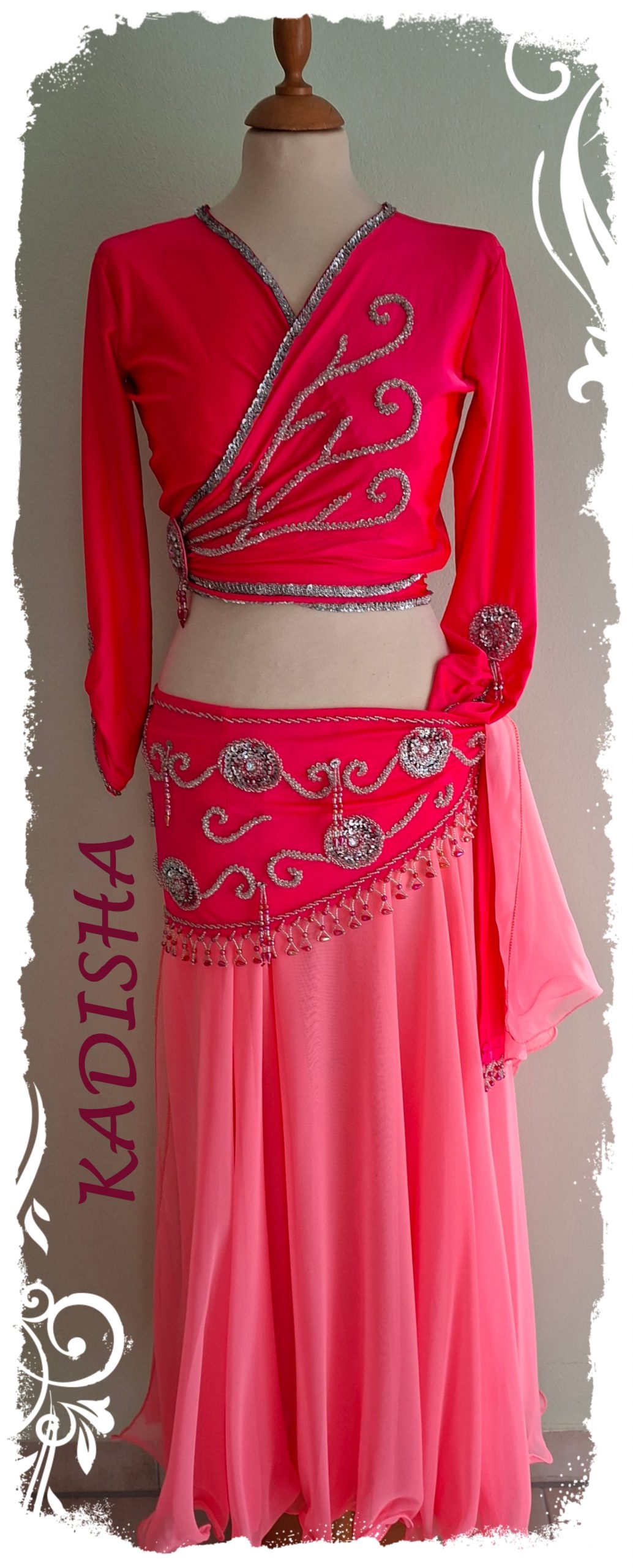 Komplettes Set 4 tlg. in einem gigantischem Neonrot, Wickeloberteil und Hüfttuch bestickt mit silbernen irisierenden Pailletten und Steinchen, Rock in Neonrot, Gr. M