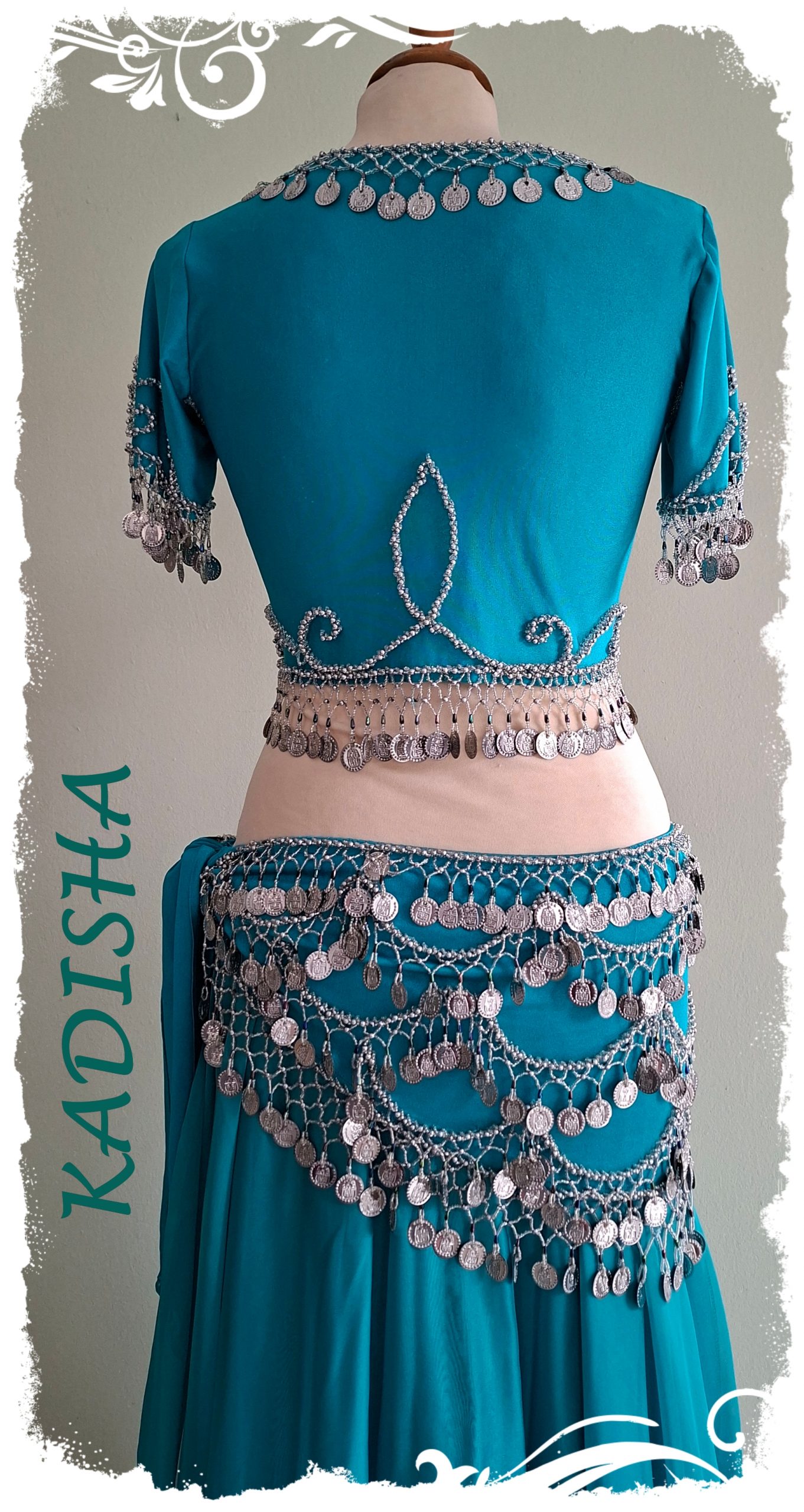 Komplettes Set 4-tlg. in petrol, Oberteil mit Kurzarm und Hüfttuch mit silbernen Perlen und Münzen, dazu passender Rock und Schleier, Gr. M – Bild 2