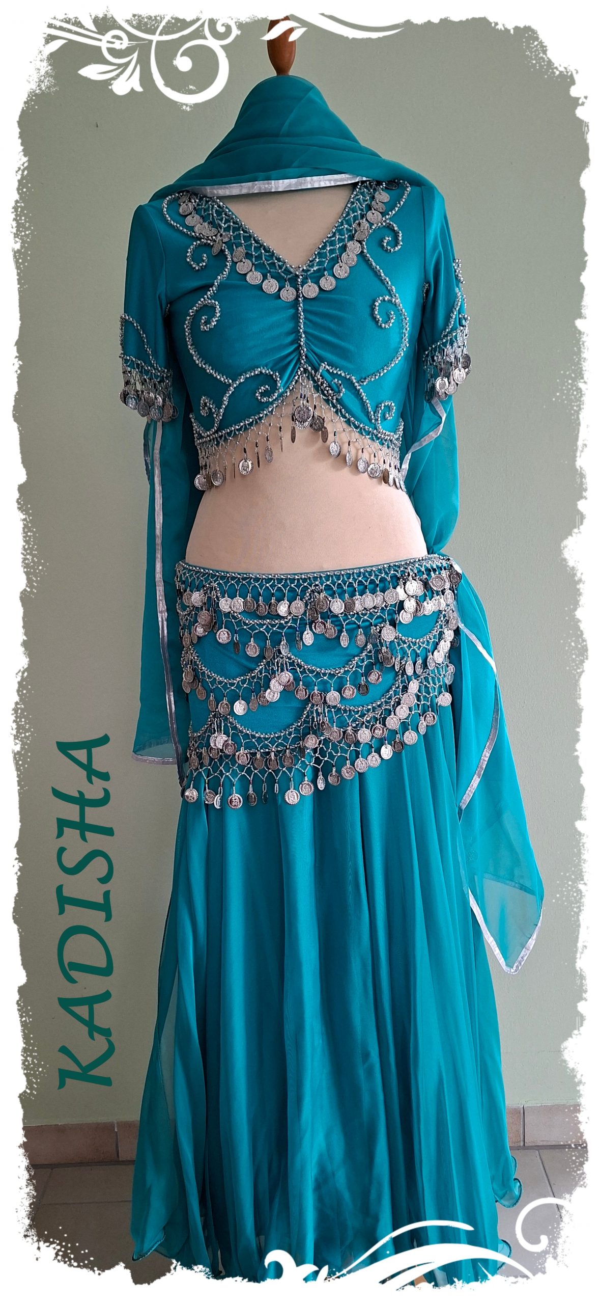 Komplettes Set 4-tlg. in petrol, Oberteil mit Kurzarm und Hüfttuch mit silbernen Perlen und Münzen, dazu passender Rock und Schleier, Gr. M