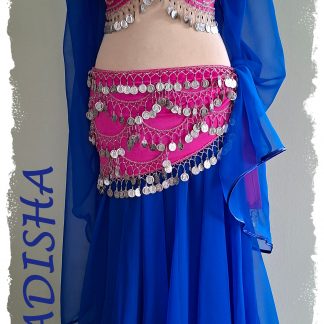 Kombination 4.-tlg. in leuchtenden Farben, Oberteil mit Kurzarm und Hüfttuch in Neonfarbe fuchsia mit silbernen Münzen dazu ein leuchtender Rock und Schleier in royalblau, Größe M