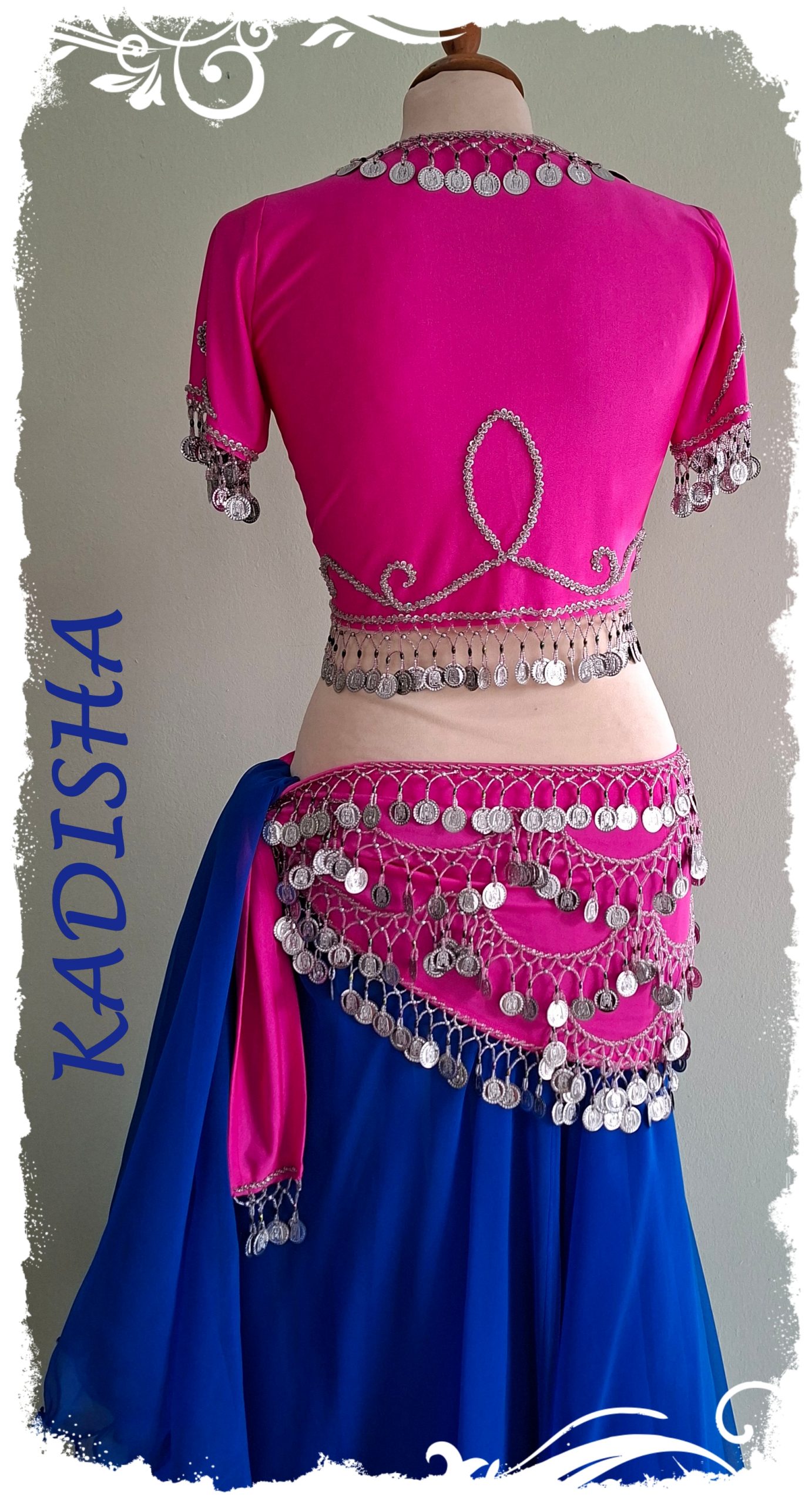 Kombination 4.-tlg. in leuchtenden Farben, Oberteil mit Kurzarm und Hüfttuch in Neonfarbe fuchsia mit silbernen Münzen dazu ein leuchtender Rock und Schleier in royalblau, Größe M – Bild 2