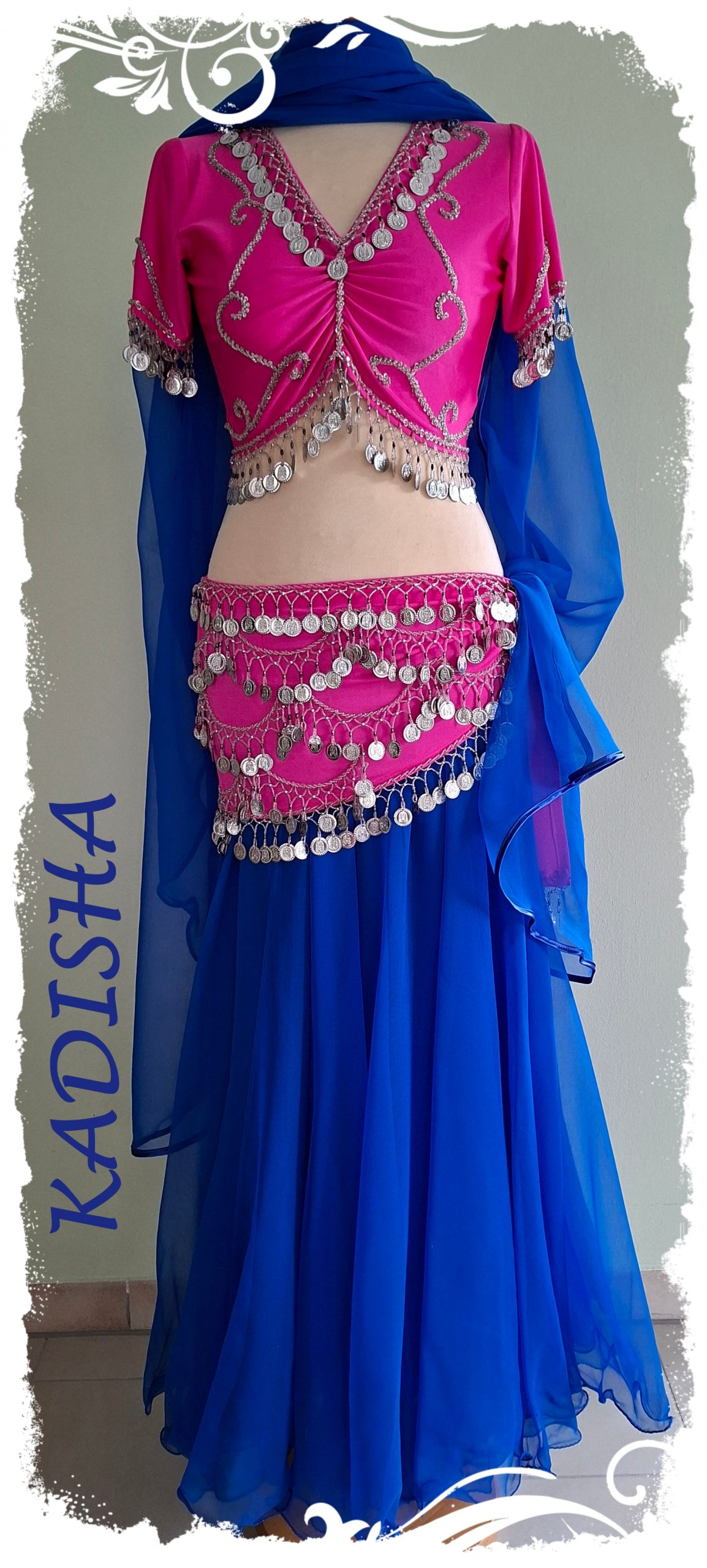 Kombination 4.-tlg. in leuchtenden Farben, Oberteil mit Kurzarm und Hüfttuch in Neonfarbe fuchsia mit silbernen Münzen dazu ein leuchtender Rock und Schleier in royalblau, Größe M