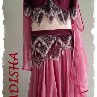 Kombination 4-tlg. in bordeaux mit altrose, Oberteil mit Kurzarm und Hüfttuch in bordeaux mit silbernen Perlen, dazu ein Glanzrock mit Schleier in altrose, Größe XL