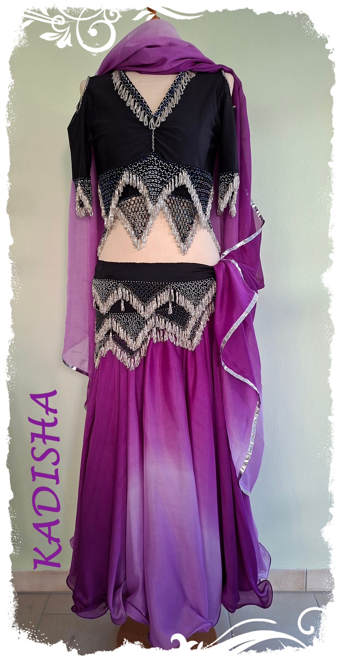 Tanzoutfit kombiniert 4-tlg. in schwarz/lila-flieder mit silbernen Perlen und Pailletten, Gr. M