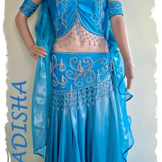 Tanzoutfit in türkis/silber 5 tlg., Oberteil mit Hüfttuch und Armschmuck, dazu Glanzrock weit mit Schleier in türkis, Gr. M