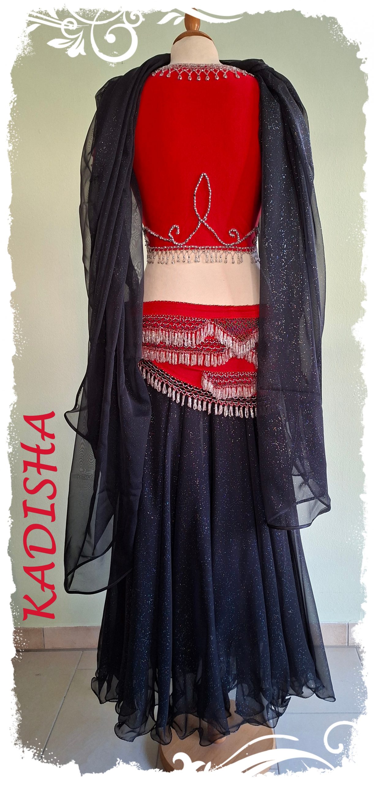 Tanzoutfit 4 tlg. kombiniert in rot mit schwarz, Oberteil und Hüfftuch in sattem rot mit silbernen Perlen, Glitzerrock in schwarz, Größe M – Bild 2