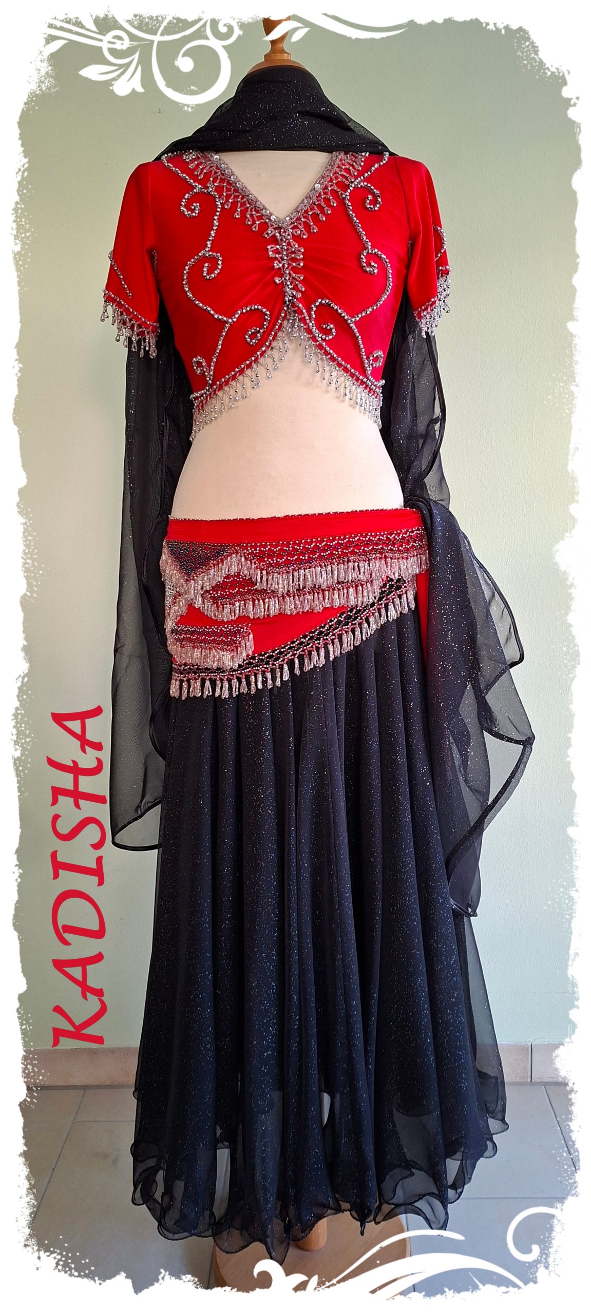 Tanzoutfit 4 tlg. kombiniert in rot mit schwarz, Oberteil und Hüfftuch in sattem rot mit silbernen Perlen, Glitzerrock in schwarz, Größe M