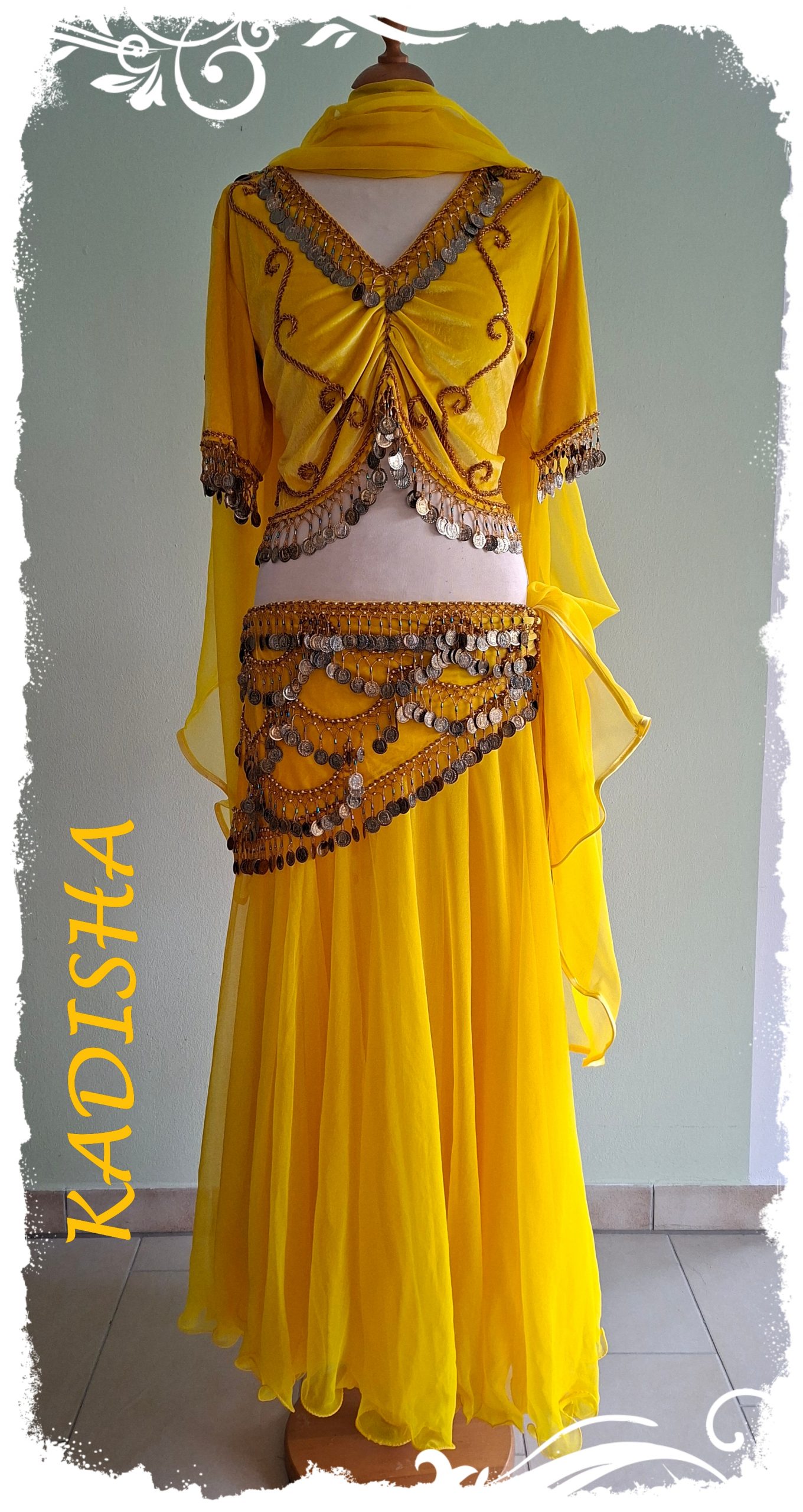Bauchtanzoutfit 4.-tlg. aus Stretchsamt, Oberteil mit Kurzarm und Hüfttuch in gelb mit goldenen Münzen sowie Rock und Schleier in gelb, Größe XXL