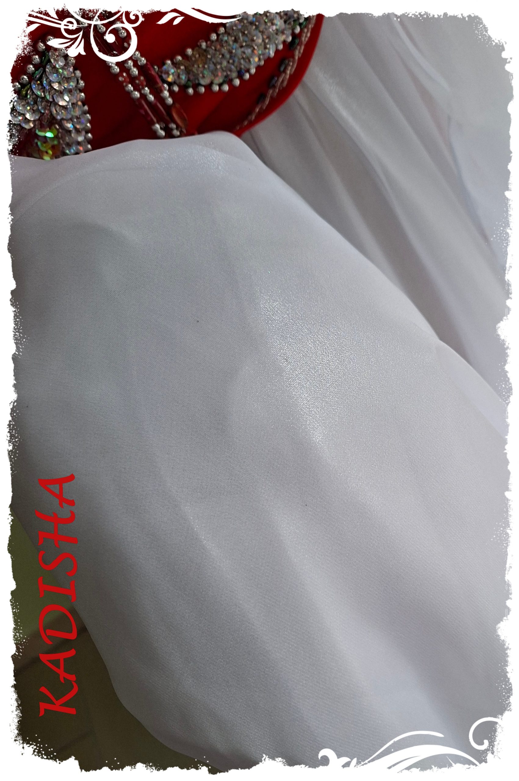 Bauchtanzkombination 5 tlg. in rot mit silber und weiß, Oberteil ohne Ärmel mit Armschmuck in rot, Glanzrock weit in weiß, Größe L – Bild 3