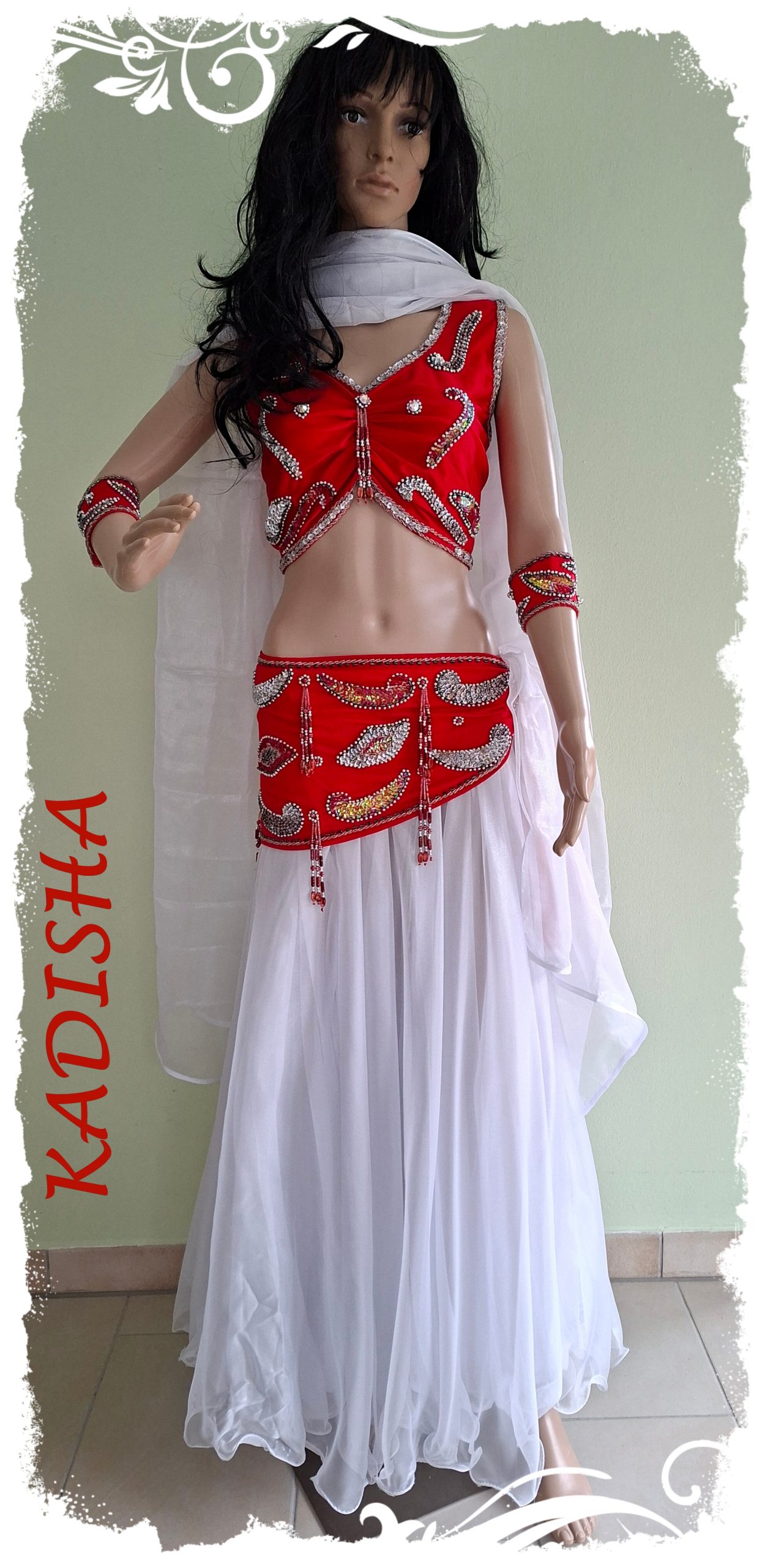 Bauchtanzkombination 5 tlg. in rot mit silber und weiß, Oberteil ohne Ärmel mit Armschmuck in rot, Glanzrock weit in weiß, Größe L