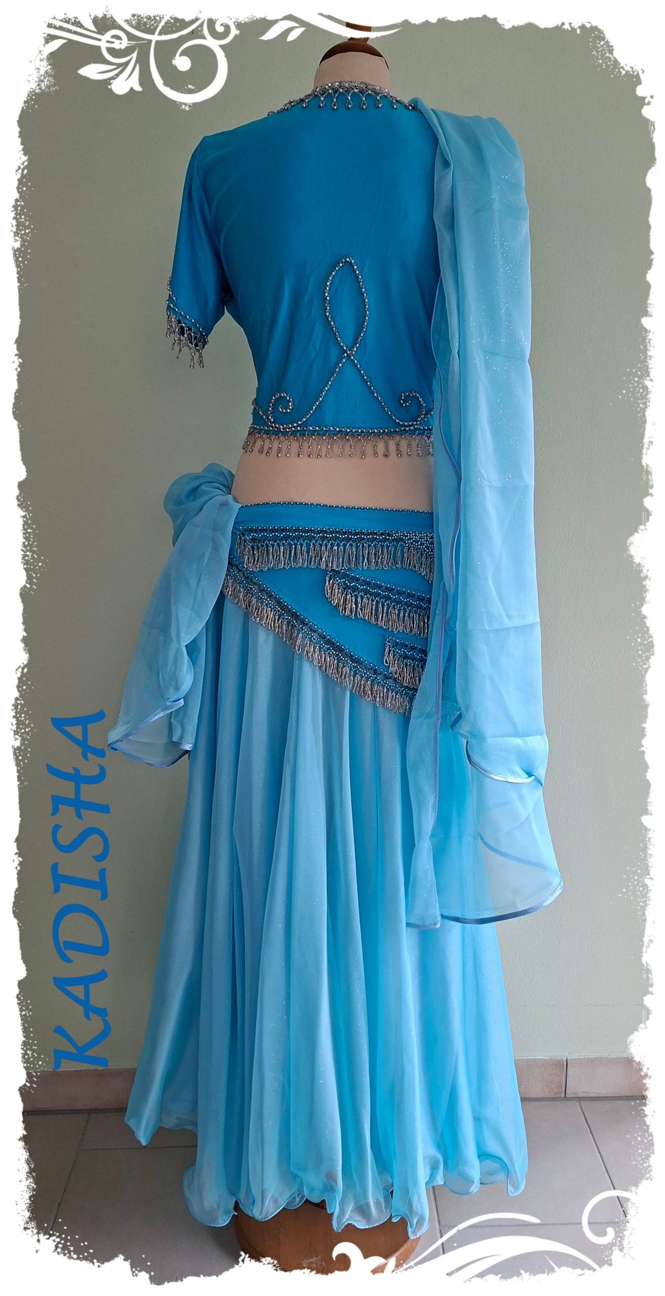 Tanzoutfit in türkis 4 tlg., Oberteil und Hüfttuch silber bestickt, Glitzerrock weit in hellblau, Größe XL – Bild 4