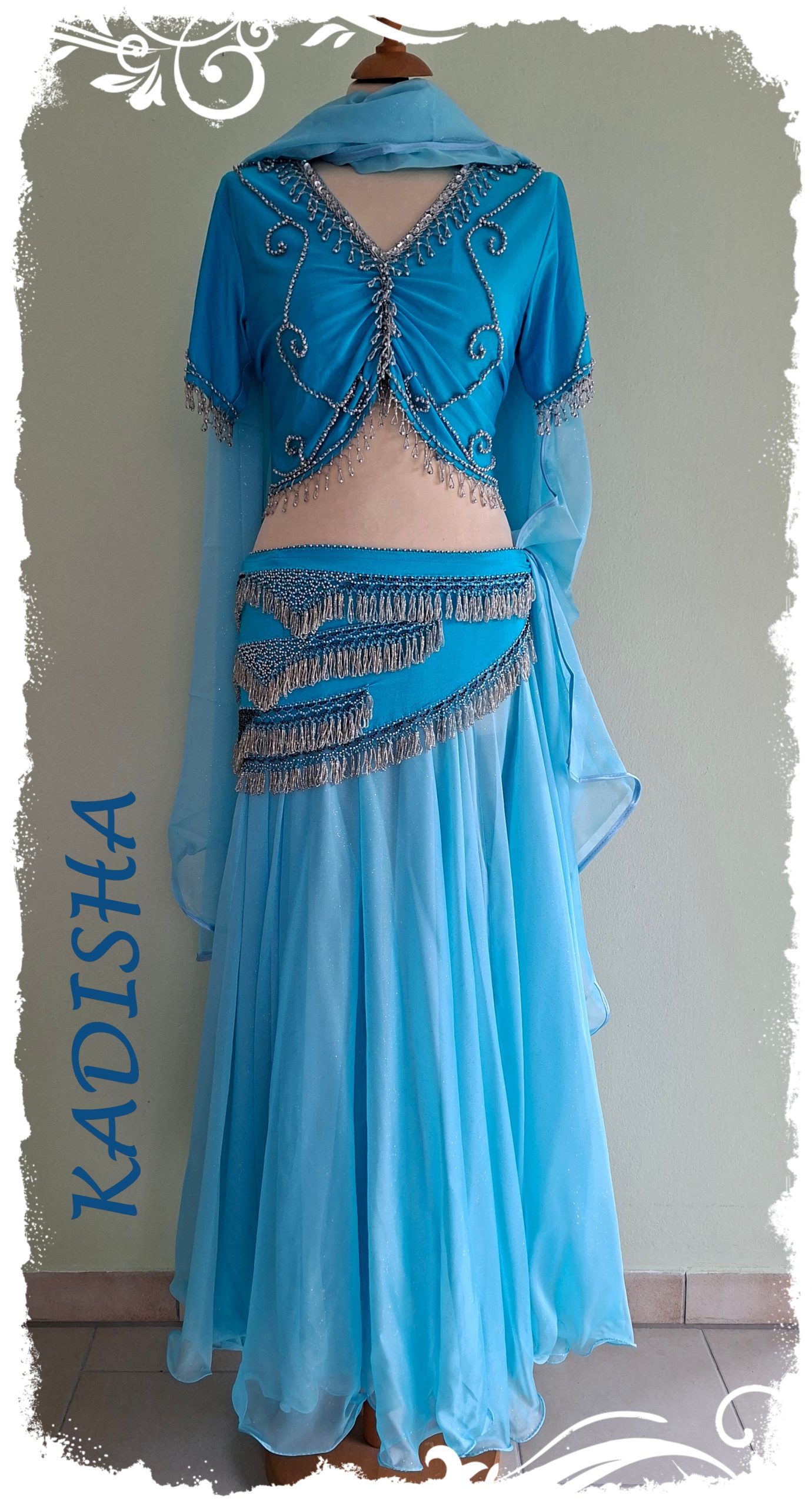 Tanzoutfit in türkis 4 tlg., Oberteil und Hüfttuch silber bestickt, Glitzerrock weit in hellblau, Größe XL