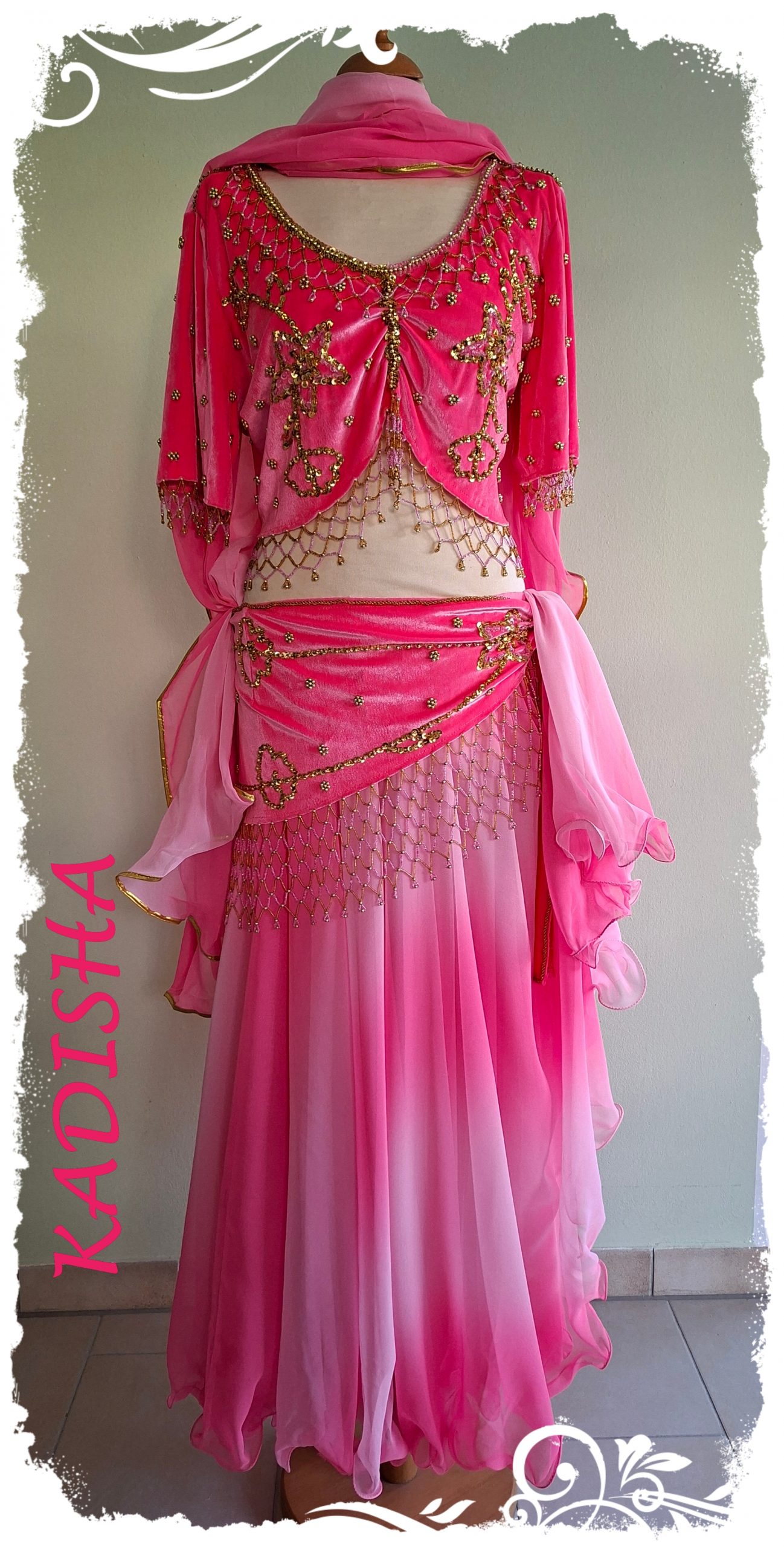 Bauchtanzoutfit 4 tlg, in "neonpink", Oberteil und Hüfttuch aus Stretchsamt, Rock im Farbverlauf pink, Größe XL